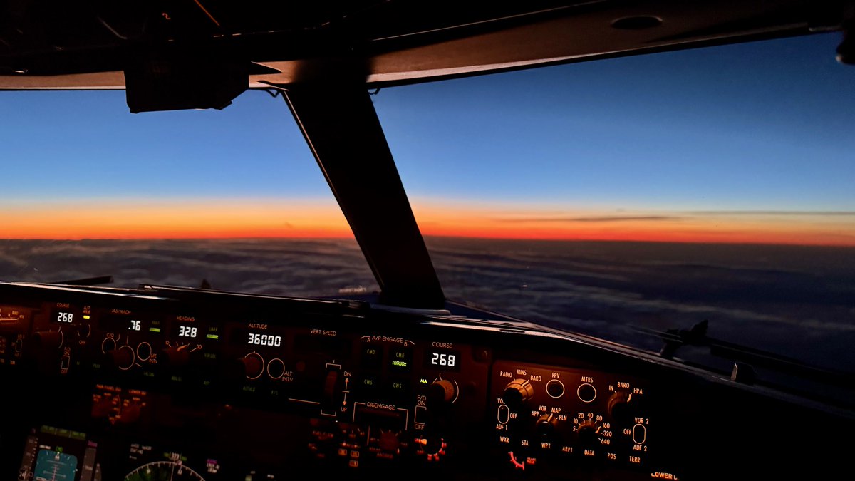 Markus_Aviator's tweet image. View from my office last night.

#officeview #pilotlife #Boeing737 #sunset