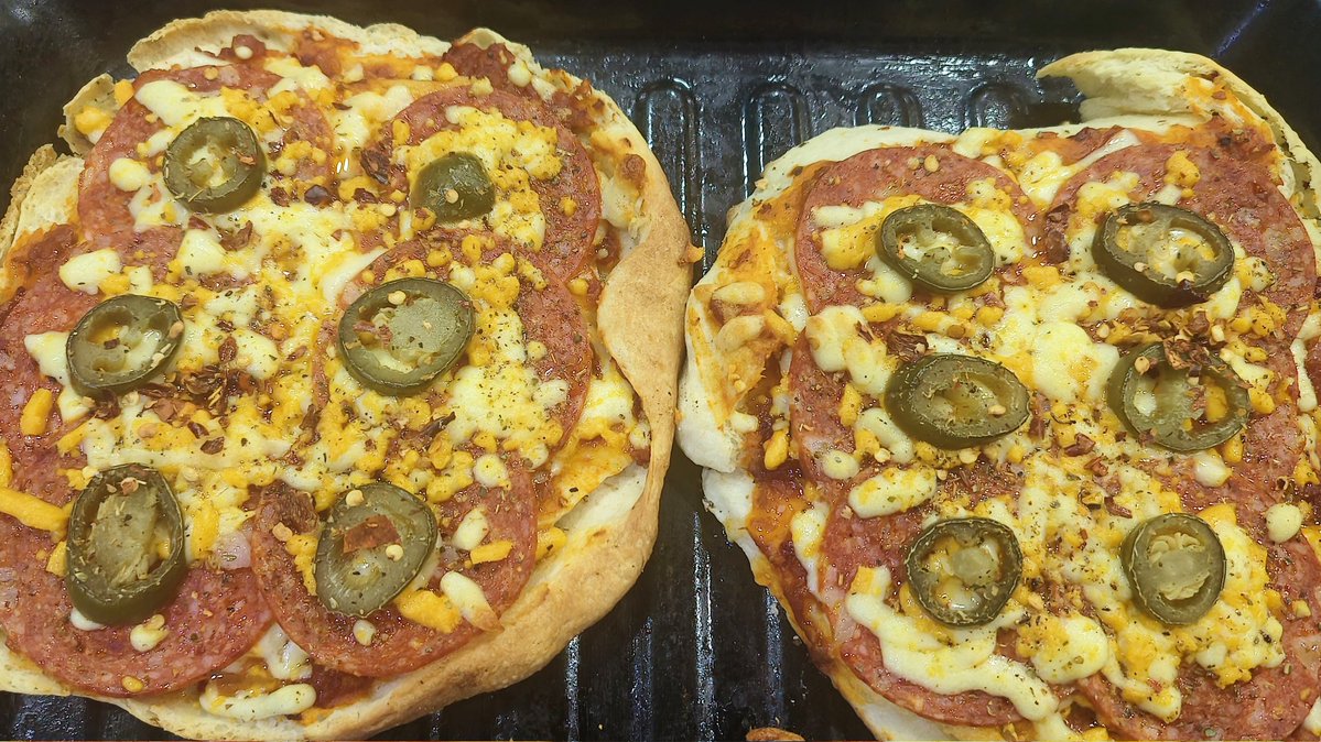 rakhi_debsharma's tweet image. Garlic bread? Pork pepperoni? Put them together in a toasted, golden sandwich?
Pure magic: Pork Pepperoni Garlic Toastie.
Entirely homemade...Chef@: me🧑‍🍳

@F0ODHub
@foodandwine
@FoodFood
@MrFoodies
#Homemade
#FromMyKitchen
#MadeFromScratch
#HomemadeGoodness
#CookingAtHome
