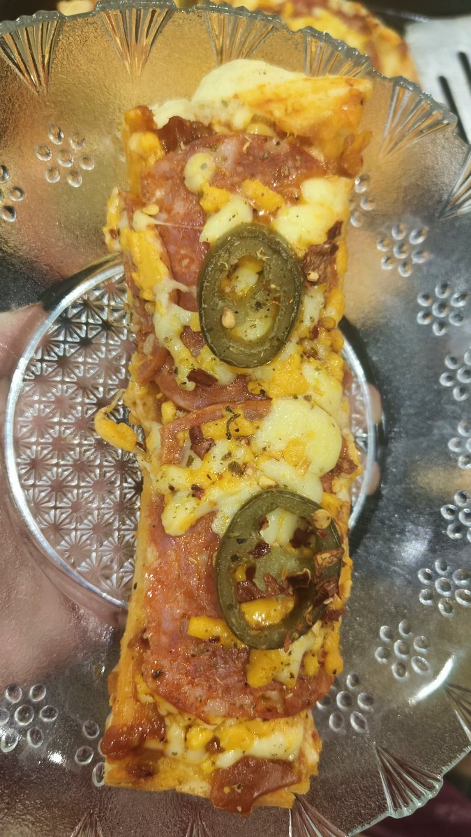 rakhi_debsharma's tweet image. Garlic bread? Pork pepperoni? Put them together in a toasted, golden sandwich?
Pure magic: Pork Pepperoni Garlic Toastie.
Entirely homemade...Chef@: me🧑‍🍳

@F0ODHub
@foodandwine
@FoodFood
@MrFoodies
#Homemade
#FromMyKitchen
#MadeFromScratch
#HomemadeGoodness
#CookingAtHome