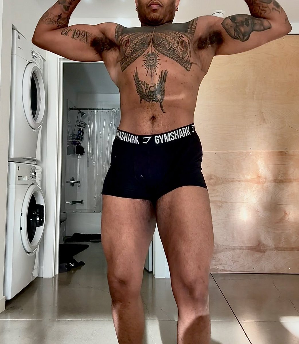 himbo_chico's tweet image. 3 weeks apart.

the cut is going #fantastic but im #starving 😭