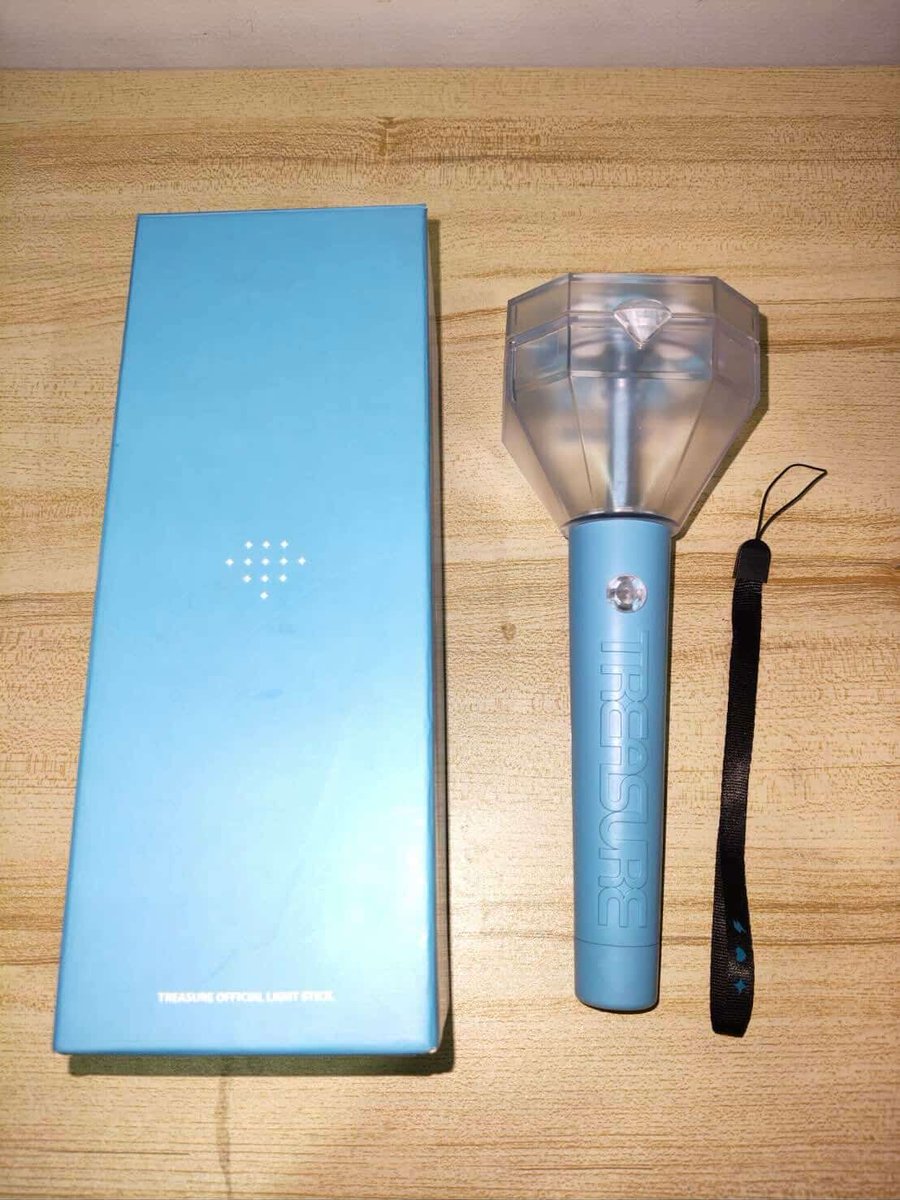 bambillbaebi's tweet photo. พร้อมส่ง *´ސު｀*

ส่งต่อแท่งไฟ V1  ใช้ไปคอนแค่ครั้งเดียว
800฿ รวมส่ง 

*มีตำริรอยสติกเกอร์นิดหน่อยค่ะ

สนใจ Dm มาสอบถามได้เลยนะคะ 🫶🏻✨️
⁦#ตลาดนัดtreasure⁩ ⁦#ตลาดนัดเด็กสมบัติ⁩
 #แท่งไฟTreasure https://t.co/EbemtgPwyi