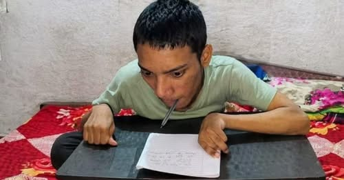 JulieChaurasia's tweet image. मुंह से लिखकर 93.8% लाया झारखंड का टॉपर, जानिए 10वीं के इस छात्र की कहानी
#Inspiration #Jharkhand #BoardExam #SuccessStory #StudentLife #Motivation #Faizan #Education 
factresearchfr.com/education/faiz…