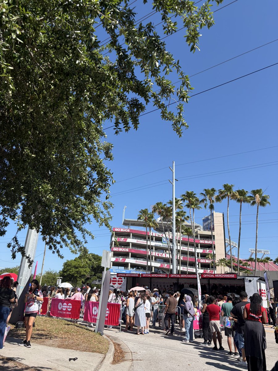 balallaalaa's tweet image. Securing my BTS tour merch 🤍❤️🥹 #btsarmy #arirang #tampa