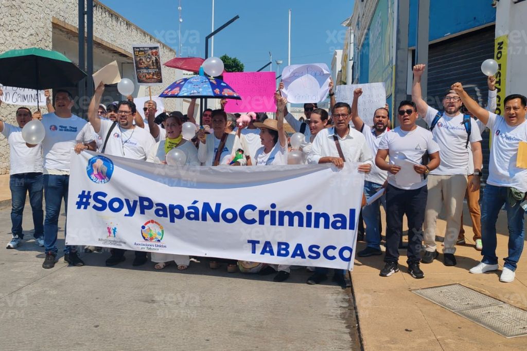 XEVATabasco's tweet photo. 🗣 #Entérate | El movimiento "Soy papá, no criminal" se reúne para entregar un pliego #petitorio a los tres poderes.
Vía: Jaime del Valle
#XEVA #Noticias #Tabasco #Radio https://t.co/LCtoIRfKCB
