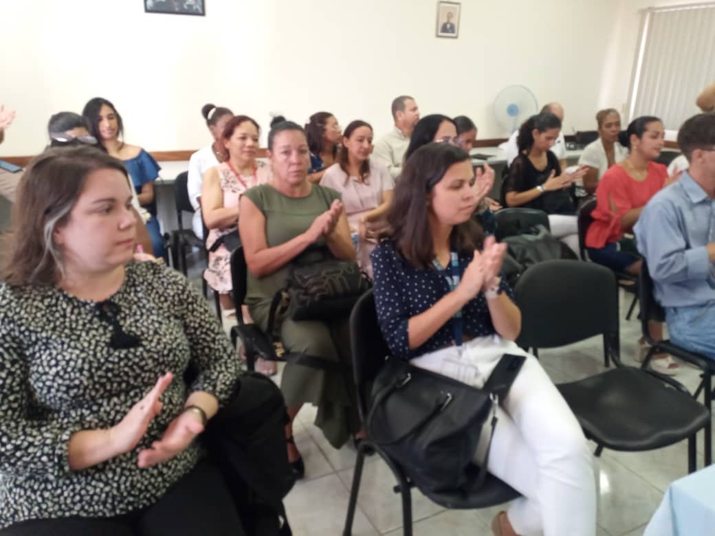 En el marco de los aniversarios 31 del <a href="/cecofismfp/">CECOFIS</a> y 32 de #FinanzasyPrecios, se realizó la graduación del Diplomado de Presupuestación en Base a Resultados,  presidido por la Viceministra Primera <a href="/CMaritzaCruz/">Maritza Cruz García</a> acompañada del Presidente de la <a href="/AnecCuba/">Economista de Cuba ANEC</a> José Carlos del Toro Ríos.