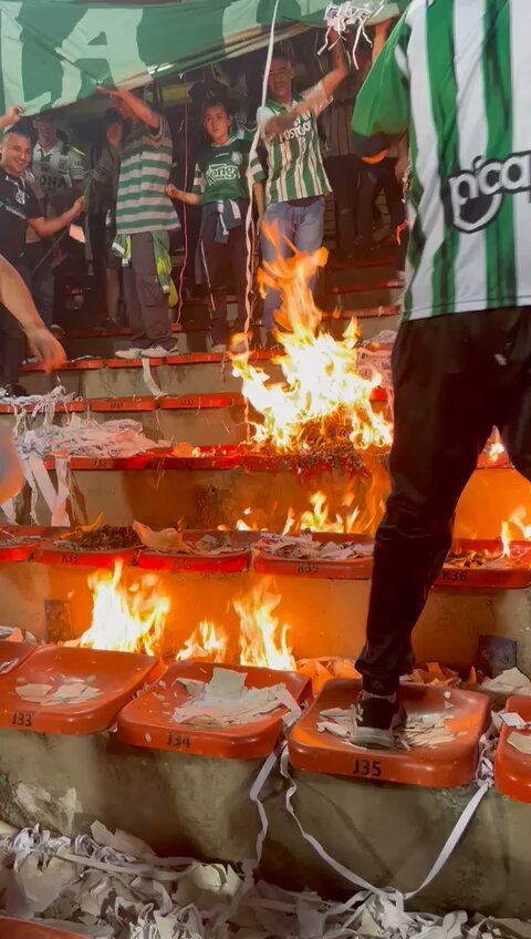 _DiVaGoRo_'s tweet photo. Así se ve una tribuna en el Atanasio Girardot cuando Millonarios les gana allá.

Jajajajajajajajajajja https://t.co/bNL5VTU0b7