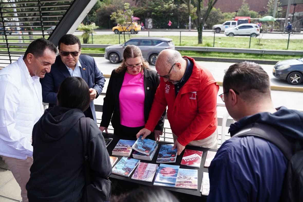 TransMilenio's tweet photo. ¡La lectura nos mueve! 🚍🚏📖

Este 24 de abril nos tomamos la estación El Tiempo - Cámara de Comercio de Bogotá para incentivar la lectura, con más de 150 títulos que le fueron obsequiados a nuestra comunidad usuaria 📖🤓✨

Porque el viaje no solo empieza en TransMi, también con un buen título para recomendar 🤩📔🧑‍🏫