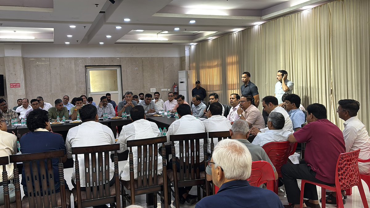 rwasector61's tweet photo. @PankajSinghBJP माननीय विधायक जी  नोएडा को सेक्टर की समस्या बताते हुए एक पत्र सौपा गया आशा की जाती है समस्याओ का समाधान जल्द मिलेगा पत्र के माध्यम से सूचित किया गया की हॉर्टिकल्चर विभाग द्वारा पार्कों और ग्रीन बेल्ट को तबाह और बर्बाद कर दिया गया है ! विधायक जी की साख को सबसे ज़्यादा यही विभाग का अधिकारी बट्टा लगा रहा है।जबकि इनको चाहिए की जनता को खुश करके विधायक जी की लोकप्रियता बढ़ाए @CeoNoida @noida_authority @BJP4UP @MohitBeniwalBJP @InduPrakashPCS