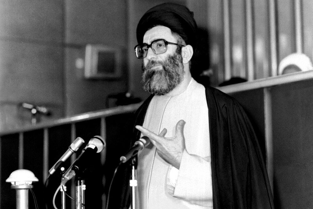 unii_dev's tweet photo. اگر خدا شما را یاری کند ، هیچ کس بر شما غلبه نمی‌کند.
شهید سید علی خامنه ای : https://t.co/QgwfKdJtco
