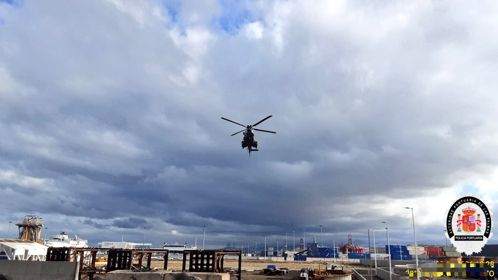PoliciaAPLP's tweet photo. Algunas 📸 del 🚁 del SAR de @EjercitoAire 🇪🇦, que ha operado esta semana en nuestro helipuerto 🚁

#PolicíaPortuaria 💙
@LasPalmasPorts 🇮🇨
#Operaciones💪 https://t.co/CY66KTCVax