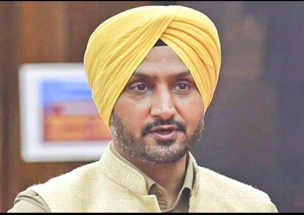 मैं आज तक समझ नहीं पाया कि AAP ने हरभजन सिंह को राज्यसभा भेजा ही क्यों था ??