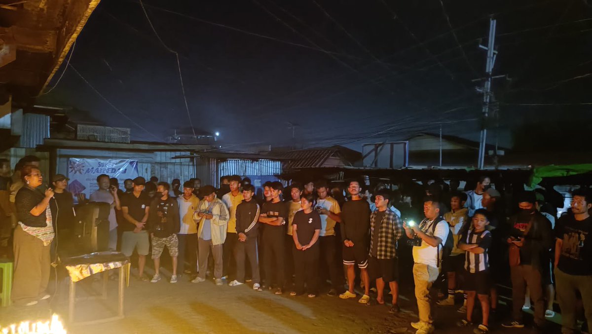 NELiveTV's tweet image. The Kuki students organisation Churachandpur holds candlelight vigil at Sumkong Kaihmun Tuibong in honour of 2 Kuki village volunteers killed today

#northeast #northeastlive #manipur