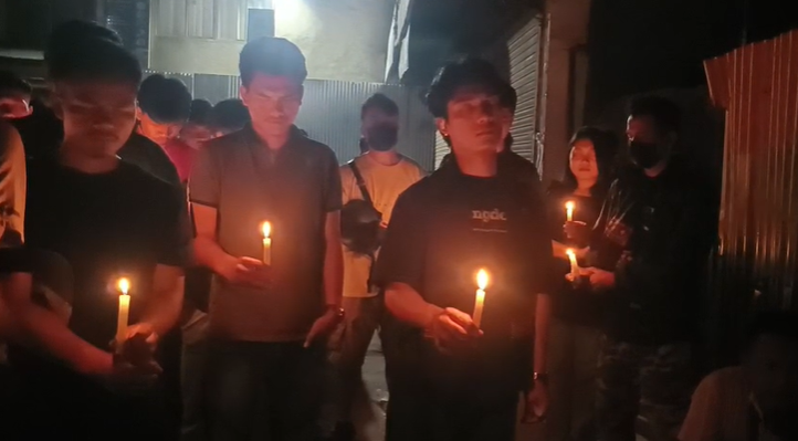 NELiveTV's tweet image. The Kuki students organisation Churachandpur holds candlelight vigil at Sumkong Kaihmun Tuibong in honour of 2 Kuki village volunteers killed today

#northeast #northeastlive #manipur