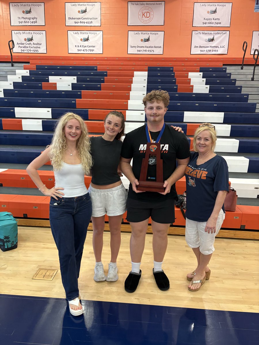 BoFoster2026's tweet photo. District and Regional champions for our team for my senior year, extremely blessed for this team came 1st in Districts and Regionals for Olympic. @JimFoster23 @mensingjason @LemonBayMantas @RealCoachK_ https://t.co/SvyQPG1OcW