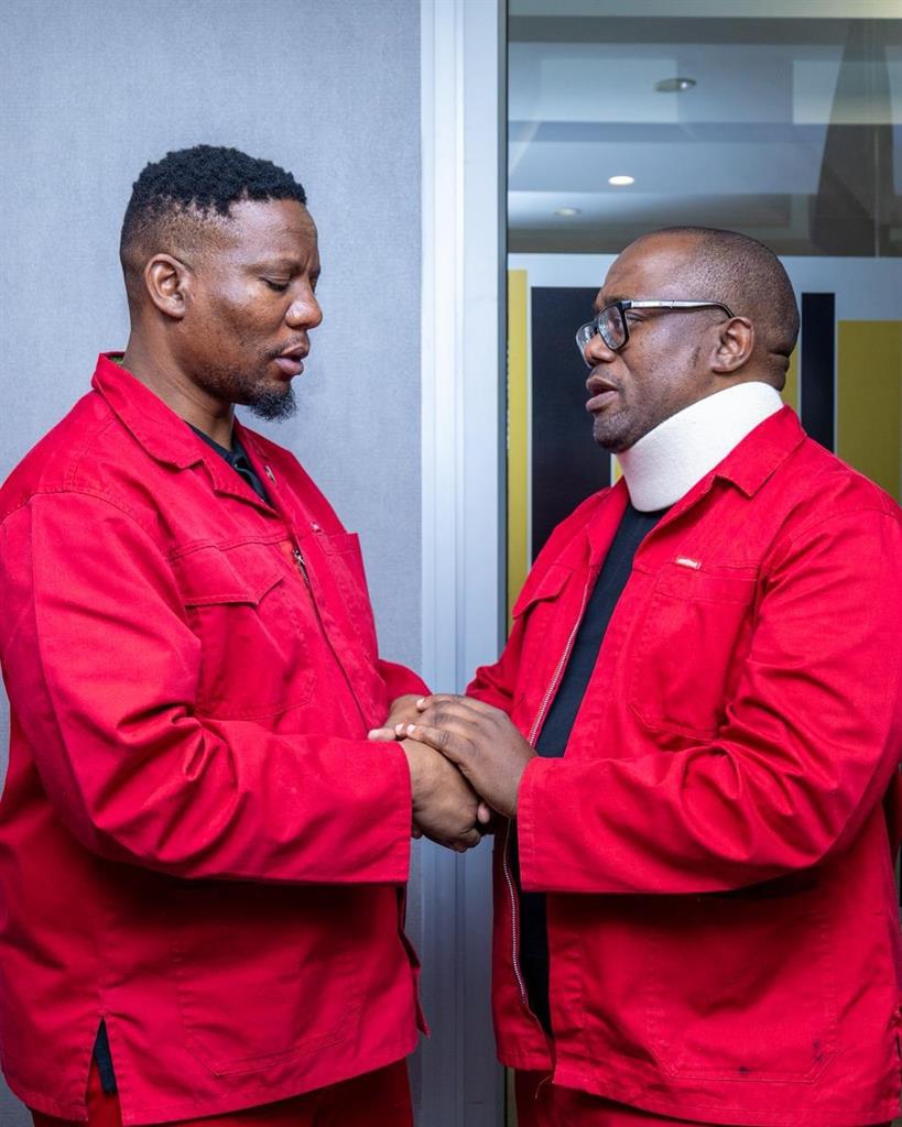 dailysunsa's tweet image. 🚨 BIG MOVES IN JOBURG! 🚨 The Red Berets are shaking things up! Dr Mgcini Tshwaku is heading to a big national role, and Moshe Koma is the new man in charge of Public Safety. The EFF is not playing games as they gear up for the elections! 🥊🔴 #EFF #Joburg #KasiFlava