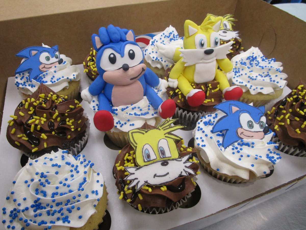 thecupcakedoc's tweet image. Friday flavors: Strawberry Shortcake, Boston Cream, Strawberry Margarita, Chocolate-Covered Strawberry, Coconut Avalanche, Chocolate Mocha, Peanut Butter Chocolate, WhataZinger, Turtle Sundae, Kirby's Carrot Cake, Chocolate, Peak, Red Velvet, and Vanilla #cupcakes!