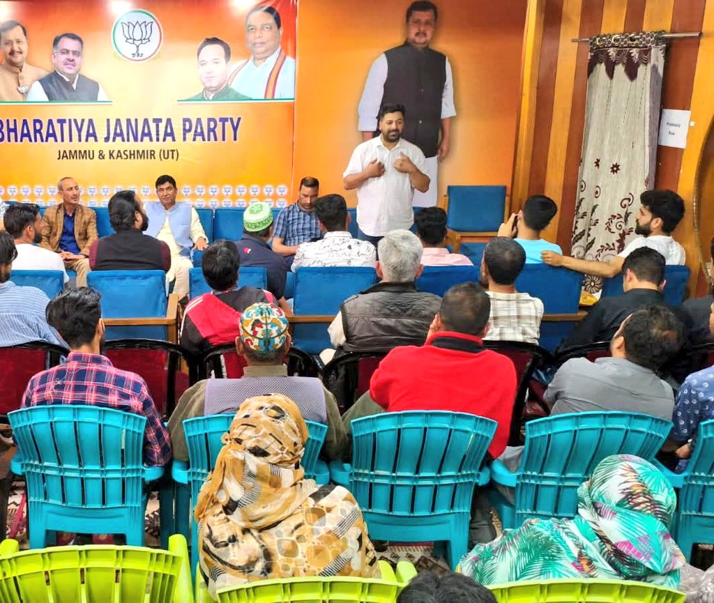 BJPNorthKmr's tweet photo. Several youths joined the BJP in the presence of J&amp;K BJP General Secretary @manwarkhankmr  at Church Lane in Srinagar, Kashmir, reaffirming their faith in the party’s vision and leadership.

@blsanthosh https://t.co/94WbI0vwIe