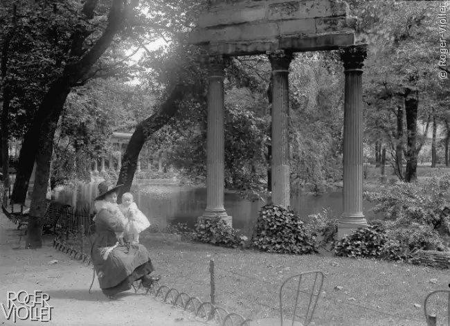 📸 Roger-Viollet.
La Naumachie, parc Monceau 
1918. Paris