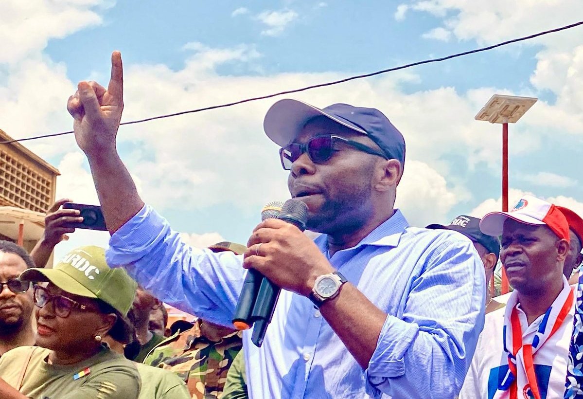 LosamboMuntu's tweet photo. 🇨🇩CRTV : L'ambassadeur @BanzaDany offre une prime de 100 000$ a celui qui aidera la justice à faire la lumière sur l'attaque de sa résidence la nuit du 23 au 24 Avril 2026 à lubumbashi par des hommesarmés.

Malgré le fait que sa garde rapprochée a repoussé l'attaque confusion t. https://t.co/Q242gJssNv