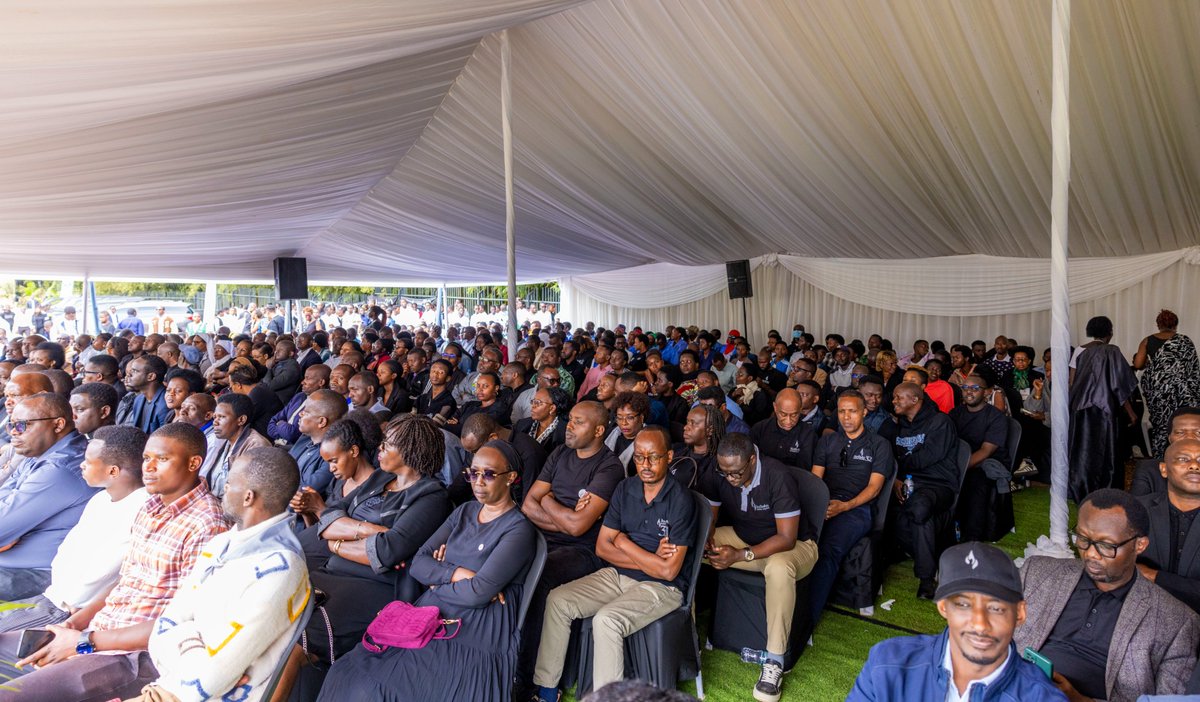 rbarwanda's tweet photo. Minisitiri w’Ubuzima, Dr. Sabin Nsanzimana, yavuze ko kuba abo mu nzego z’ubuzima bahurira mu gikorwa cyo kwibuka ari umwanya mwiza wo kugaya abazikoragamo bakoze Jenoside no gushima abaharaniye gukiza ubuzima.
  
Ubu butumwa yabutanze kuri uyu wa Gatanu, ubwo Minisiteri y'Ubuzima n'ibigo biyishamikiyeho bahuriraga mu gikorwa cyo kwibuka ku nshuro ya 32 Jenoside yakorewe Abatutsi, cyabereye ku Rwibutso rwa Jenoside rwa Kabgayi mu Karere ka Muhanga. 

Wari umwanya wo kuzirikana abahoze ari abakozi ba Minisiteri y’Ubuzima n'ibigo byari biyishamikiyeho, abarwayi ndetse n’abarwaza bishwe muri Jenoside yakorewe Abatutsi. #RBAAmakuru