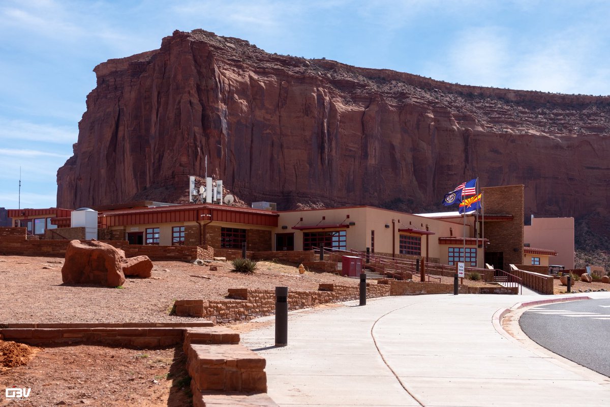 Obv2003's tweet photo. Inside the Monument Valley Visitor Center and a peak at the rooms just outside The View Hotel. Can you imagine staying the night here? 🏜️

@ArizonaTourism #photography #monumentvalley #arizona #utah #navajo https://t.co/SVU8RuUIBb