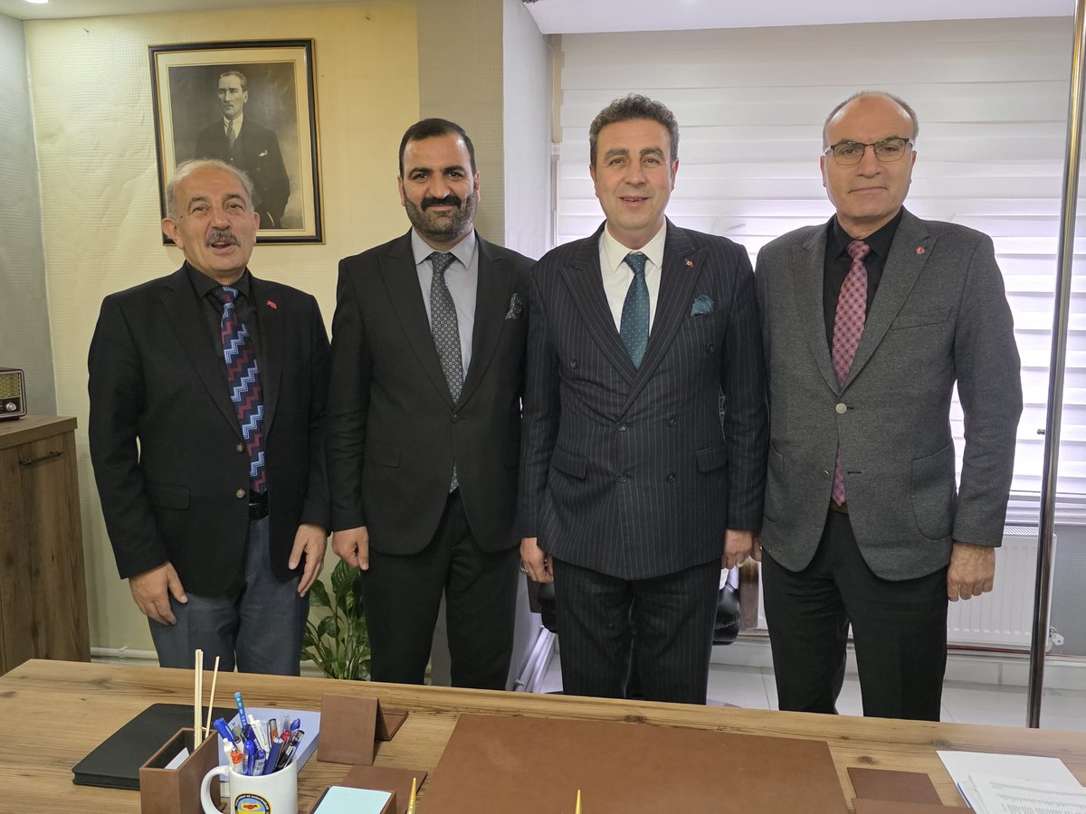 Sivasesob1's tweet photo. Sivas Esnaf ve Sanatkarlar Odaları Birliği Başkanı Hakan Demirgil,  Yönetim Kurulu Üyesi Raif Aydin ve Terziler, Ayakkabıcılar ve Ev Tekstiliciler Odası Başk. Ali Kılıç ile birlikte, yeni hizmet ofisine  taşınan Tenekeciler ve Madeni İşler Odası Başkanı Burak Polat ı ziyaret etti https://t.co/fN4gnrN6Fy
