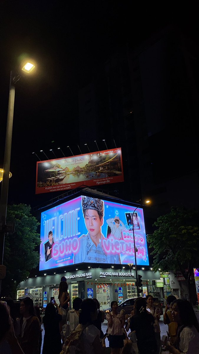 Myeonanh's tweet photo. Welcome #SUHO back to Vietnam 🇻🇳 
#EXO #EXOPLANET #EXhOrizon #EXhOrizon_in_HCMC https://t.co/tUb8LwAqpj