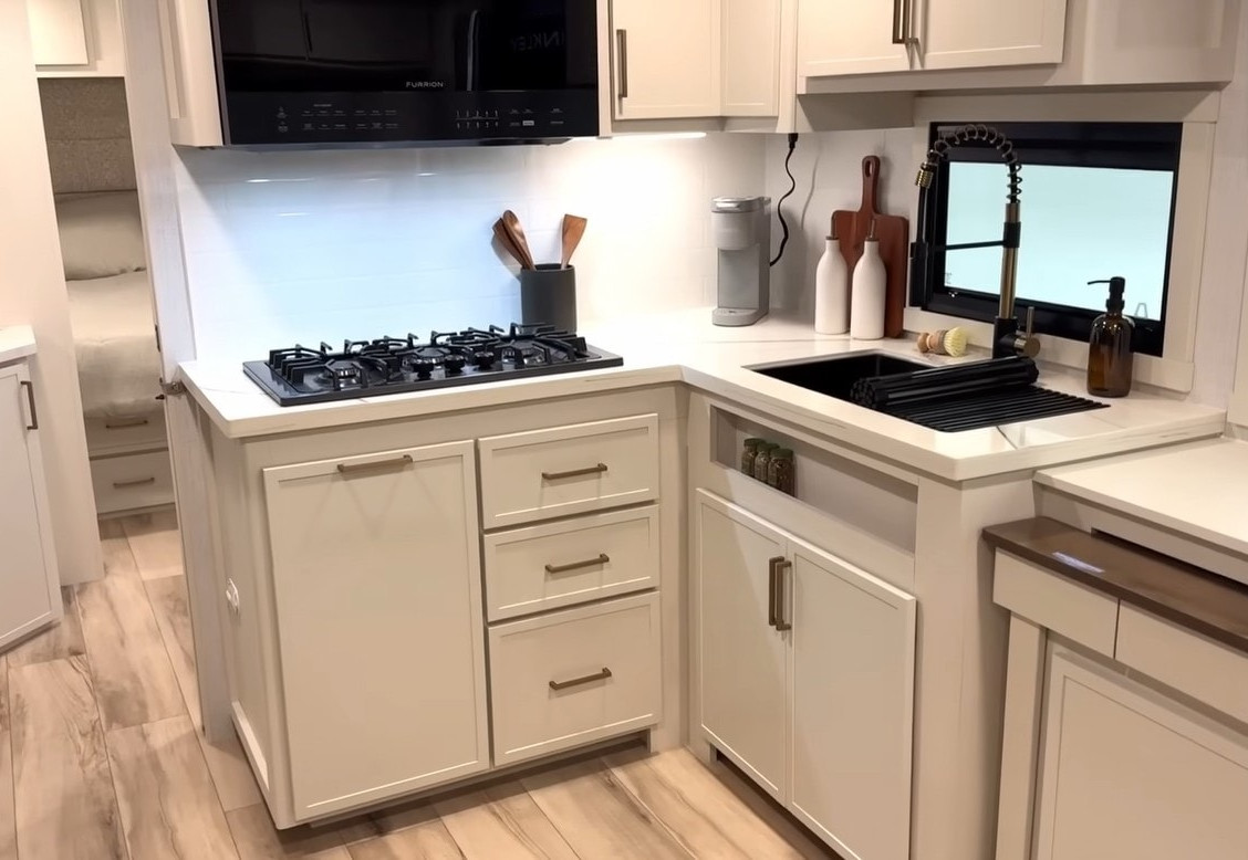 WEnRVcom's tweet image. Half-ton truck capability 🤝 full-size comfort? The new Brinkley travel trailer is trying to give you both.

Designed to be towable by many half-ton pickups, this lightweight build still delivers a spacious, residential-style interior! 
-
-
-
#rvlife #BrinkleyRV #traveltrailer