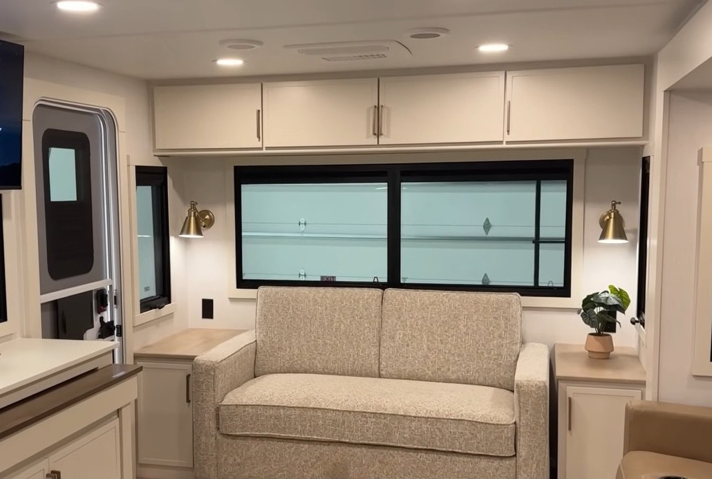 WEnRVcom's tweet image. Half-ton truck capability 🤝 full-size comfort? The new Brinkley travel trailer is trying to give you both.

Designed to be towable by many half-ton pickups, this lightweight build still delivers a spacious, residential-style interior! 
-
-
-
#rvlife #BrinkleyRV #traveltrailer