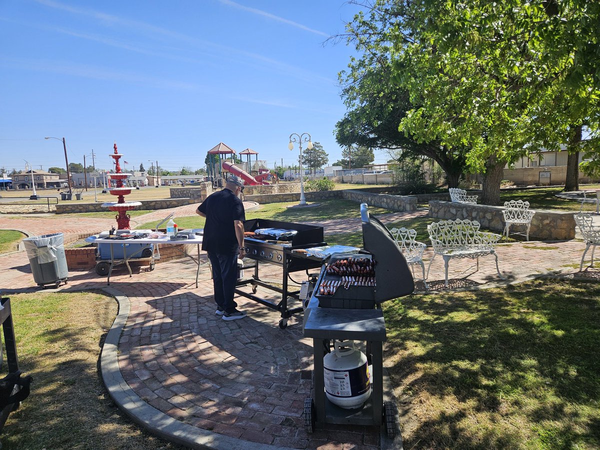 Acuna008's tweet photo. CCA getting ready to Celebrate our students for trying their best during EOC/STAAR testing weeks.
Field Day and some delicious hotdogs and Nachos @YsletaISD https://t.co/xlNXKjLrZC