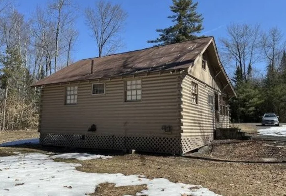 CountryLife717's tweet image. Charming, rustic and cozy, built 1970, #furnished #Maine #Cottage for sale with shed on 1.4 peaceful, quiet #acres.  countrylifedreams.com/c-1970-furnish…