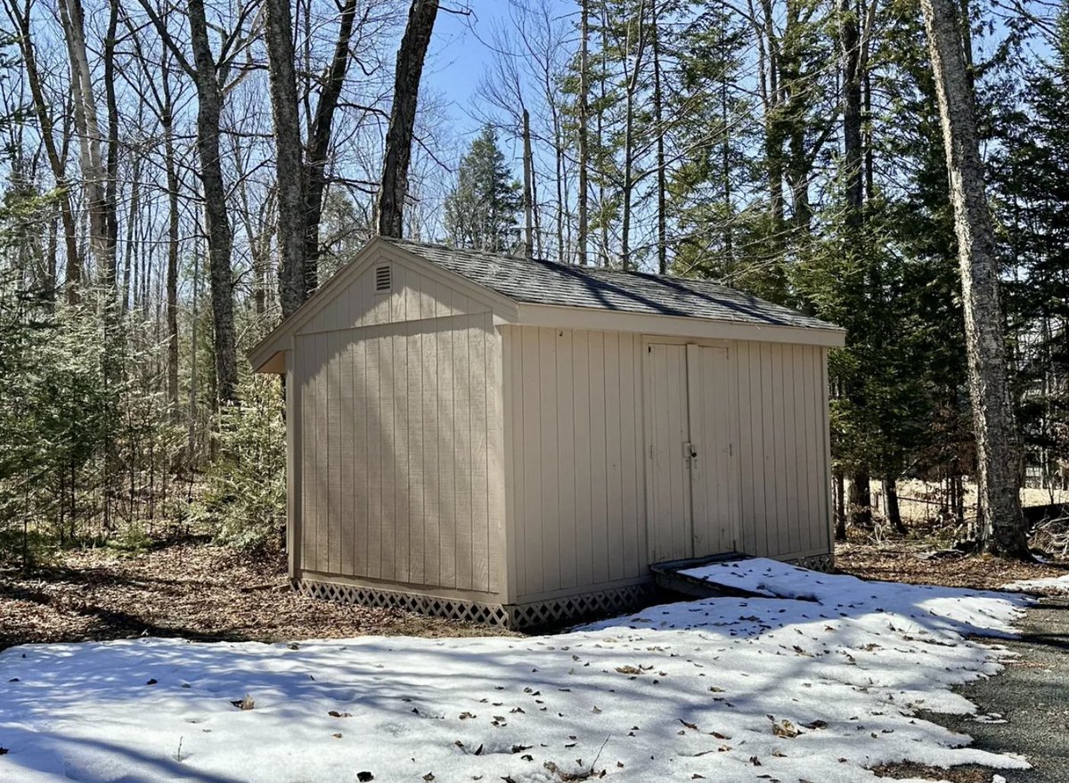 CountryLife717's tweet image. Charming, rustic and cozy, built 1970, #furnished #Maine #Cottage for sale with shed on 1.4 peaceful, quiet #acres.  countrylifedreams.com/c-1970-furnish…