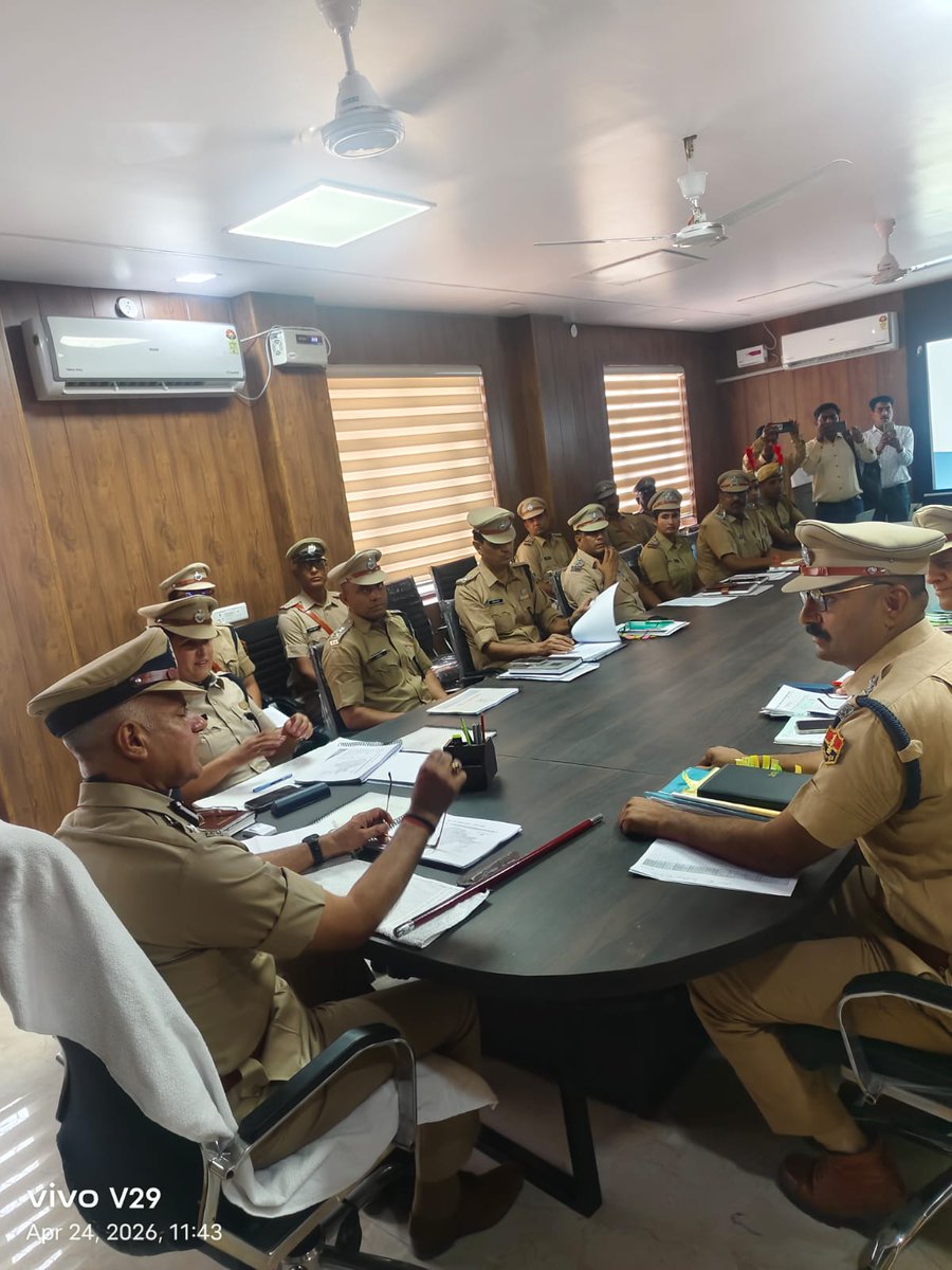 Didwanapolice's tweet photo. #didwana_kuchaman_police 
*श्रीमान प्रदीप मोहन शर्मा (आईपीएस)* , उप महानिरीक्षक पुलिस, एवं निदेशक इंटेलीजेंस ट्रेनिंग अकादमी, राजस्थान जयपुर द्वारा जिला डीडवाना-कुचामन का किया गया वार्षिक निरीक्षण।
🔹पुलिस लाईन डीडवाना में जवानों द्वारा दिया गया गार्ड ऑफ ऑनर। https://t.co/TQ0FlQGBXg