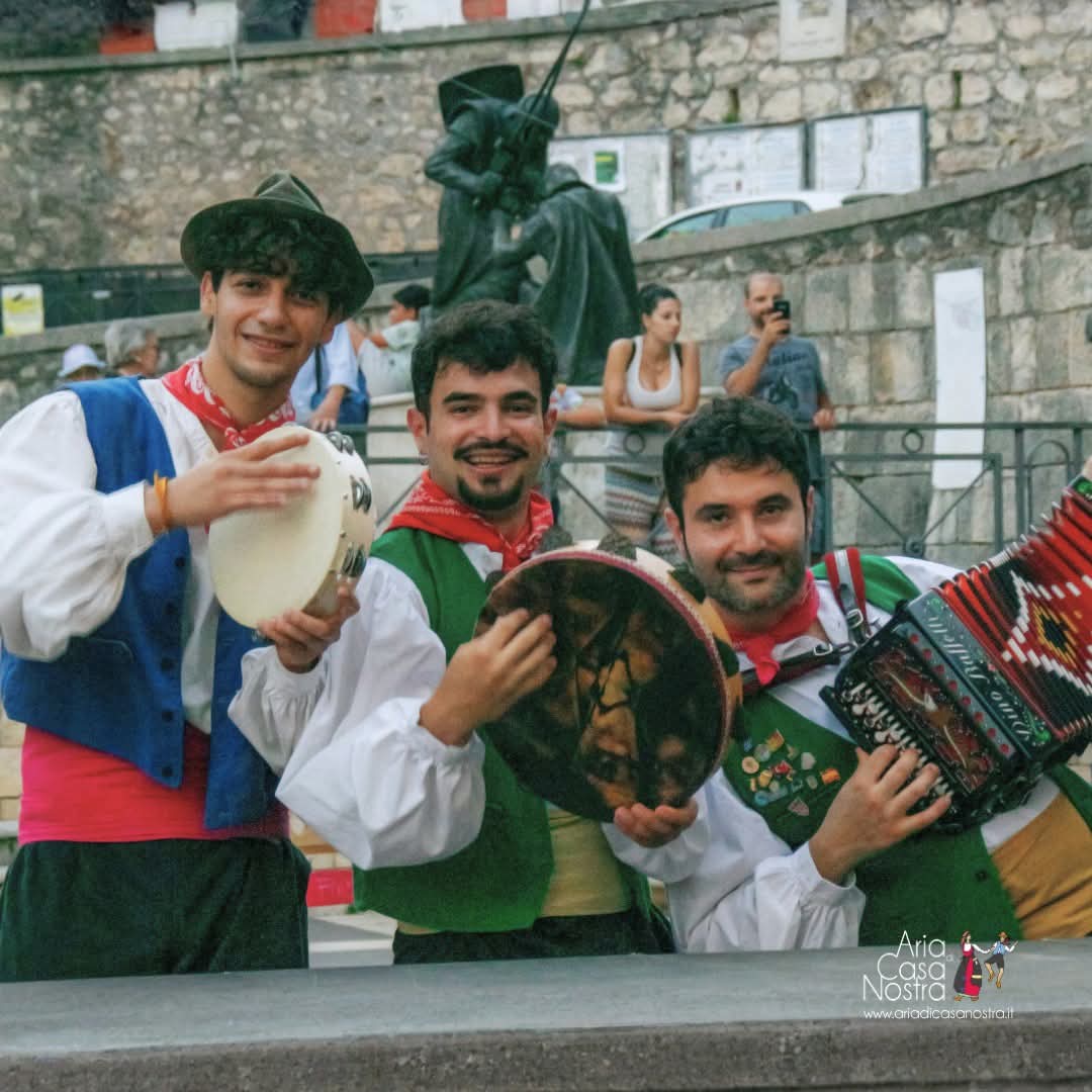 adcnfolkgroup's tweet photo. Quando la banda... è di sbandati!!!🤪🎺🥁🫣🪗

#ariadicasanostra #gruppofolk #alatri #ciociaria #musica #musicapopolare #ricordi #guarcino #visitlazio #visititaly #visitciociaria #visitalatri #visitguarcino #folk #tradizioni #folklore https://t.co/95l5qxehXC