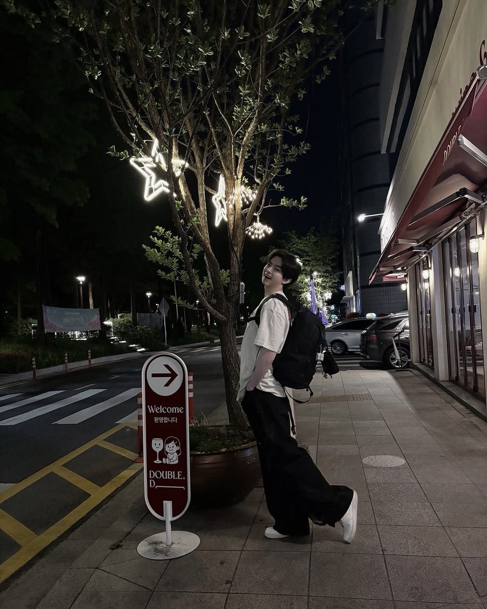 mangsubey's tweet photo. 사진 찍어준다고 거기 서봐! 이러면 별안간 이쁜짓하는 남자친구같으시네..ㅋㅎ https://t.co/p3XSPxgFND