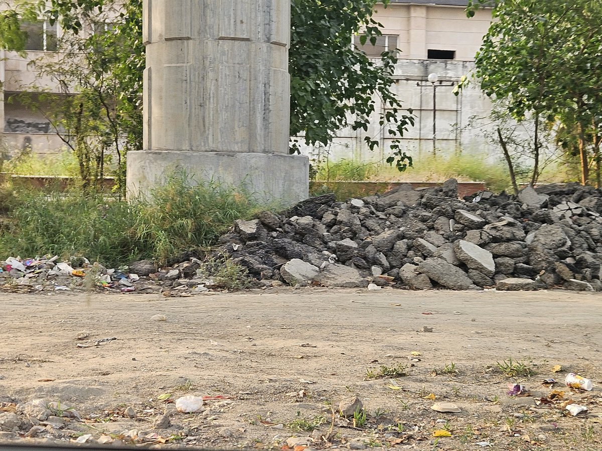Manmohankhera1's tweet image. @VikramadityaSM @sunitadayalbjp @sunilsharmamla @dm_ghaziabad 

नमोभारत के एलिवेटेड ट्रैक के नीचे साहिबाबाद_वैशाली के मध्य कब्जे हो चुके है यहां झुग्गियां,पशु,गोबर से उपले, कूड़ाघर,अवैध पार्किंग देखी जा सकती है।
ट्रिपल इंजन की सरकार का यही "स्वच्छ भारत" अभियान है ?

@ChiefSecyUP
