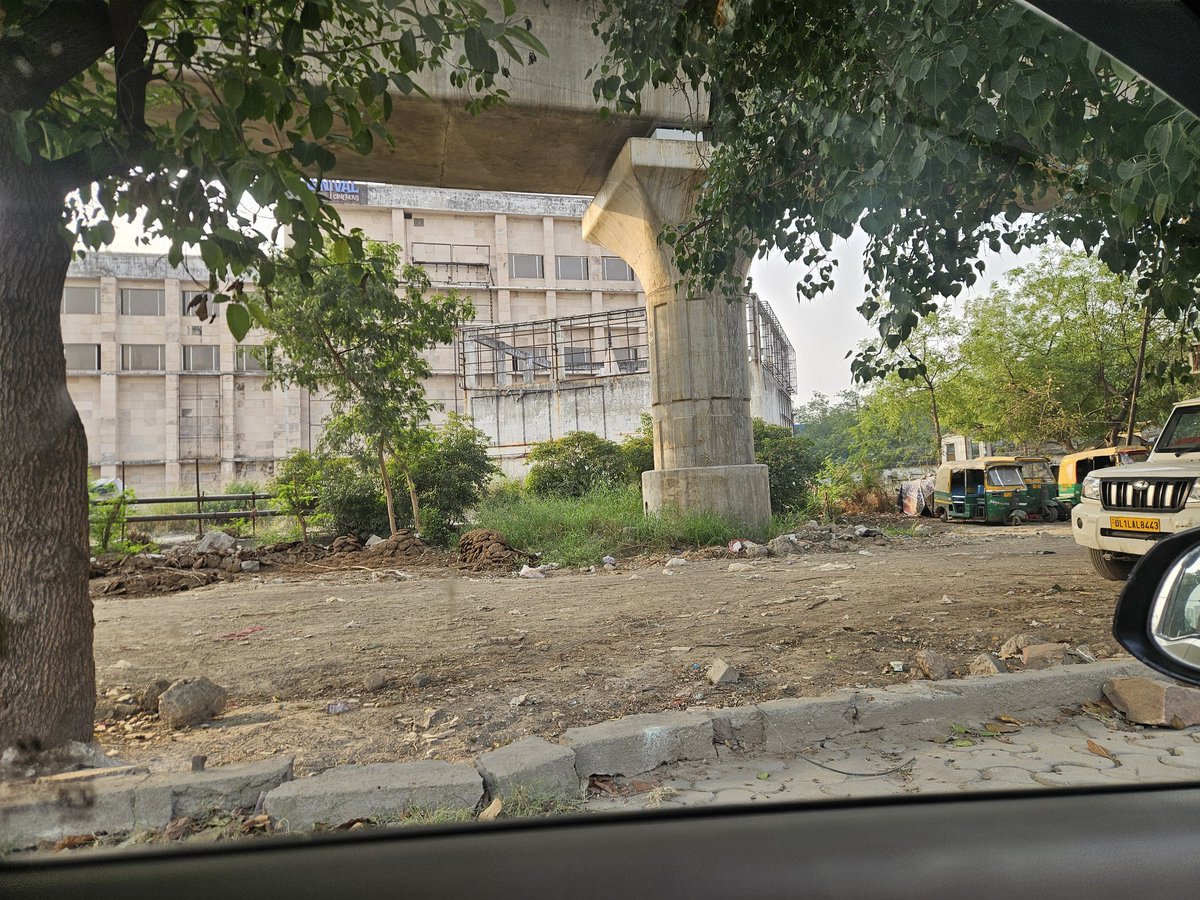 Manmohankhera1's tweet image. @VikramadityaSM @sunitadayalbjp @sunilsharmamla @dm_ghaziabad 

नमोभारत के एलिवेटेड ट्रैक के नीचे साहिबाबाद_वैशाली के मध्य कब्जे हो चुके है यहां झुग्गियां,पशु,गोबर से उपले, कूड़ाघर,अवैध पार्किंग देखी जा सकती है।
ट्रिपल इंजन की सरकार का यही "स्वच्छ भारत" अभियान है ?

@ChiefSecyUP