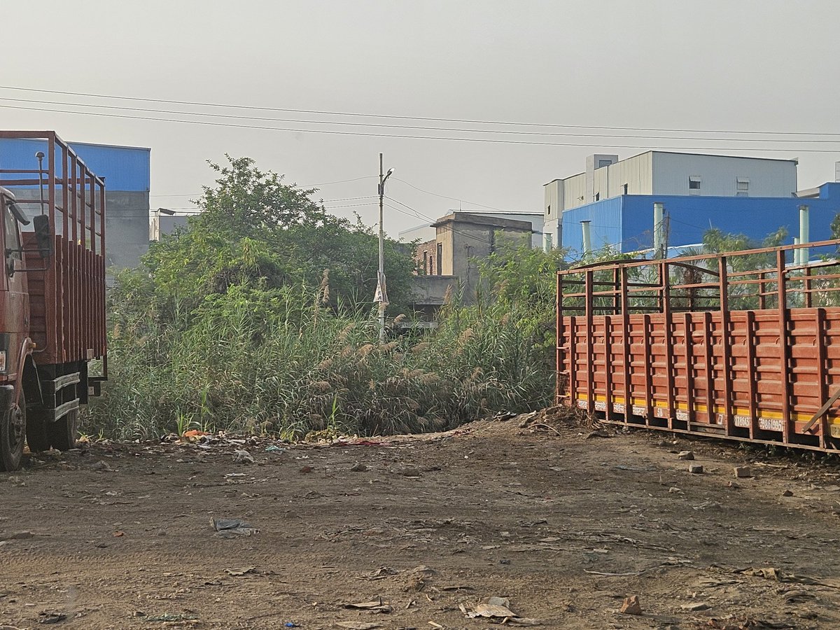 Manmohankhera1's tweet image. @VikramadityaSM @sunitadayalbjp @sunilsharmamla @dm_ghaziabad 

नमोभारत के एलिवेटेड ट्रैक के नीचे साहिबाबाद_वैशाली के मध्य कब्जे हो चुके है यहां झुग्गियां,पशु,गोबर से उपले, कूड़ाघर,अवैध पार्किंग देखी जा सकती है।
ट्रिपल इंजन की सरकार का यही "स्वच्छ भारत" अभियान है ?

@ChiefSecyUP