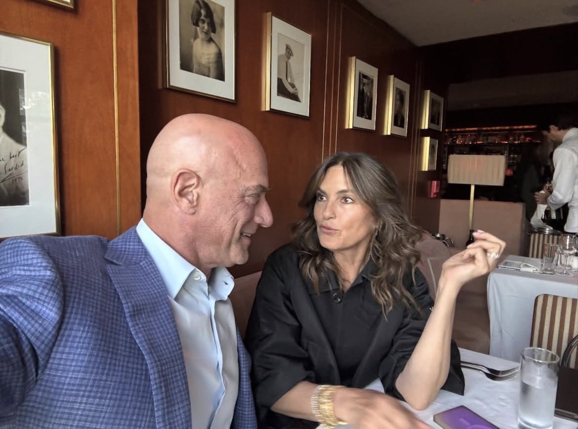 sloot4chriska's tweet photo. IM AT WORK I CANT FREAK OUT RN https://t.co/9OcGmgLdWZ