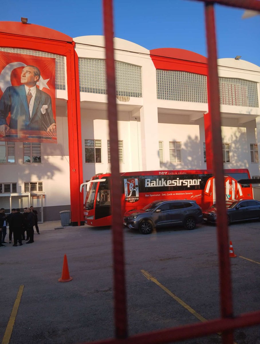 Hasan56180's tweet photo. Eskişehirspor - Balıkesirspor takım otobüsleri https://t.co/IMR55xPh7i