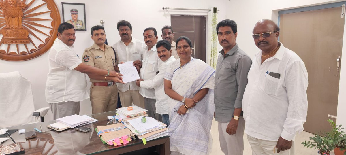 YSRCPLegalCell's tweet photo. వైయస్సార్ కాంగ్రెస్ పార్టీ కార్యకర్తల మనోభావాలు దెబ్బతినే విధంగా రాతలు రాసిన ఏబీఎన్ రాధాకృష్ణ మీద చర్యలు తీసుకోవాలని గతంలో ముమ్మిడివరం పోలీస్ స్టేషన్ లో కంప్లైంట్ ఇచ్చినా వారు ఏమాత్రం స్పందించకపోయేసరికి ఈరోజు అమలాపురంలో ఎస్పీ గారికి ఏబీఎన్ రాధాకృష్ణ మీద కఠిన చర్యలు తీసుకోవాలని కోరుతూ రిప్రజెంటేషన్ ఇచ్చిన ముమ్మిడివరం నియోజకవర్గ మాజీ శాసనసభ్యులు మరియు నియోజకవర్గ వైయస్సార్ కాంగ్రెస్ పార్టీ కోఆర్డినేటర్ శ్రీ పొన్నాడ వెంకట సతీష్ కుమార్ గారు, సీఈసీ మెంబర్ పితాని బాలకృష్ణ గారు, ముమ్మిడివరం నియోజకవర్గ పరిశీలకులు చెల్లిబోయిన శ్రీనివాస్ గారు, పార్టీ SEC మెంబర్ కాశీ బాల ముని కుమారి గారు, జిల్లా లీగల్ సెల్ అధ్యక్షులు కోన శ్రీనివాస్ గారు, కాట్రేనికోన మండల ఎంపీపీ సత్యవతి సత్యం గారు, జిల్లా పార్టీ అధికార ప్రతినిధి కాశి రామకృష్ణ గారు మరియు పార్టీ నాయకులు..

#YSRCPLegalCell #YSRCP