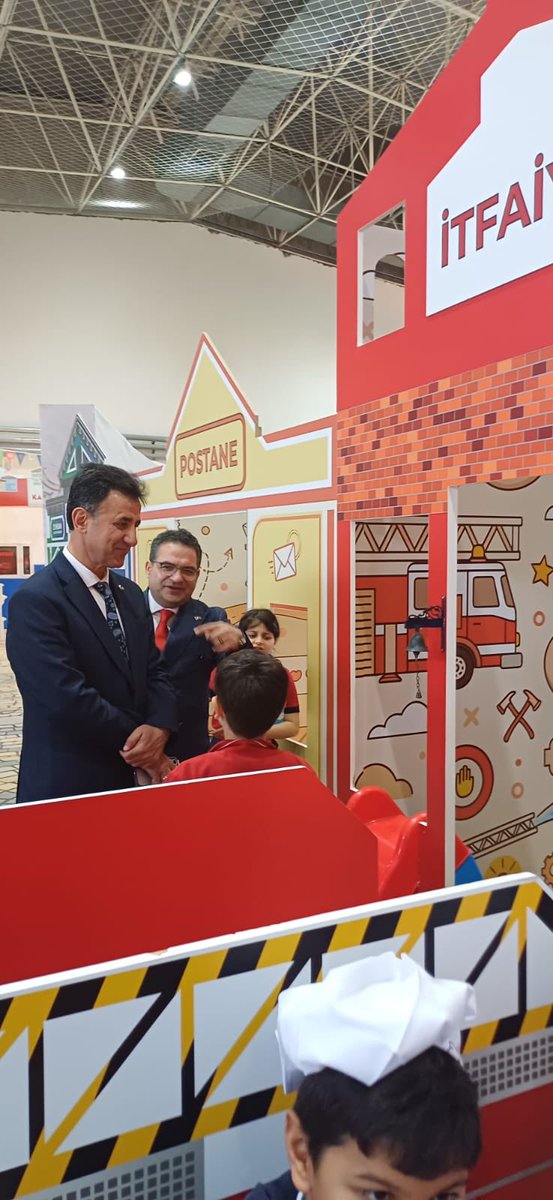 mem_etimesgut's tweet photo. 23 Nisan coşkusu Cahit Zarifoğlu İlkokulu’nda kurulan “Çocuk Köyü”nde yaşandı.İlçe Millî Eğitim Müdürümüz Sn.Ahmet Gürsel AVCI etkinliği ziyaret ederek öğrencilerle bir araya geldi.

@tcmeb 
@EtimesgtKymkmlk 
@MemAnkara 
@Murat4Kucukali 
@AhmetGurselAVCI https://t.co/V7oYrZdbj4