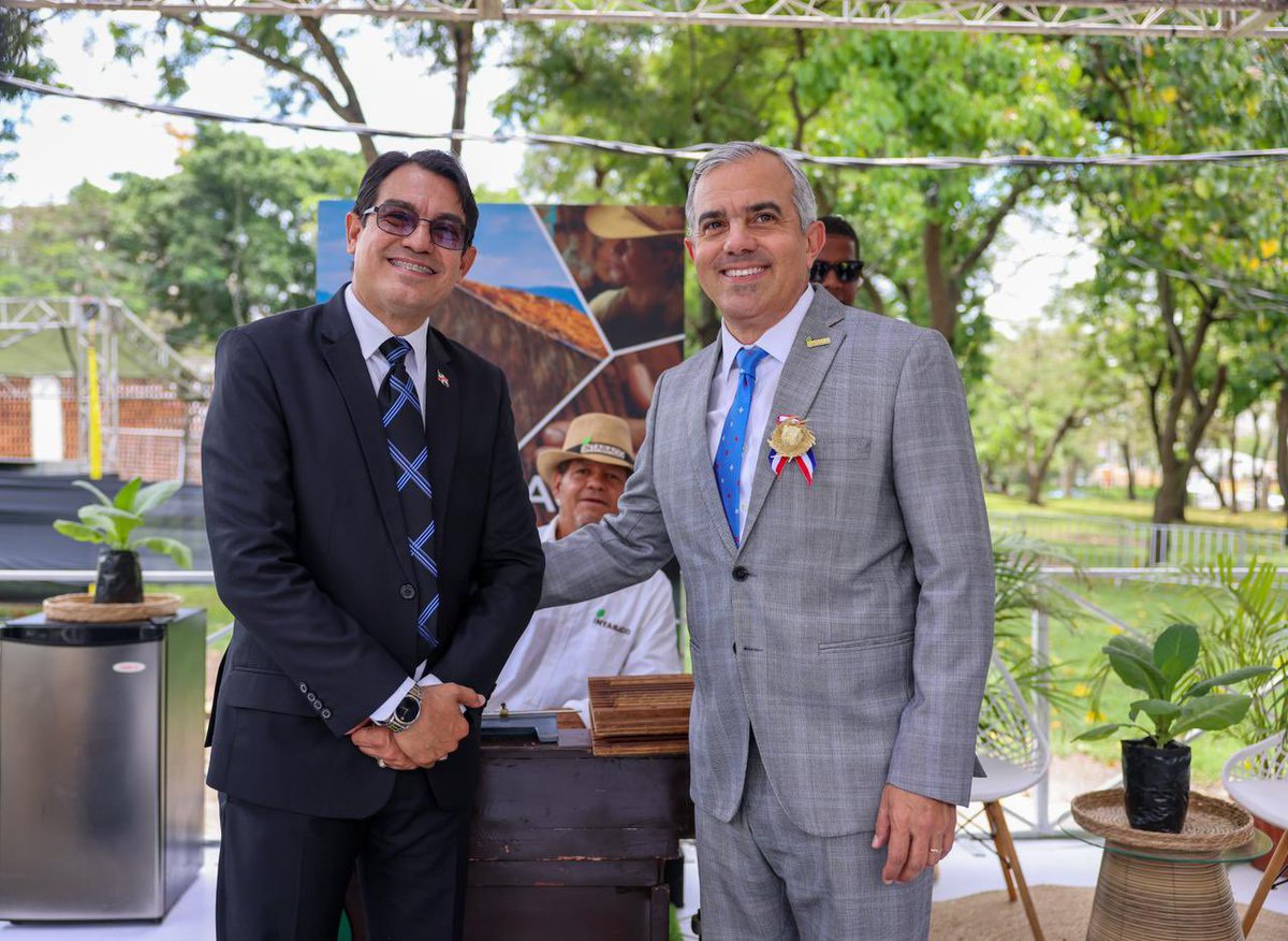 En medio de un mundo saturado de información, donde el ruido compite constantemente por nuestra atención, la lectura emerge como un acto de firmeza interior y claridad de pensamiento.

Nuestro director <a href="/ivanhguzman/">Iván H. Guzmán</a> participó en la Feria Regional del Libro y la Cultura Cibao 2026,