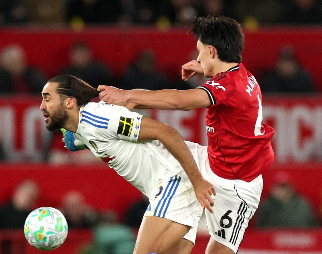 Sanaipei_Cutie's tweet image. FA to @ManUtd: Pulling hair is an intolerable act that should not be encouraged 

FA to other teams: You can pull hairs as long as it is not excessive 

#MUFC 
#PGMOL 
#bias