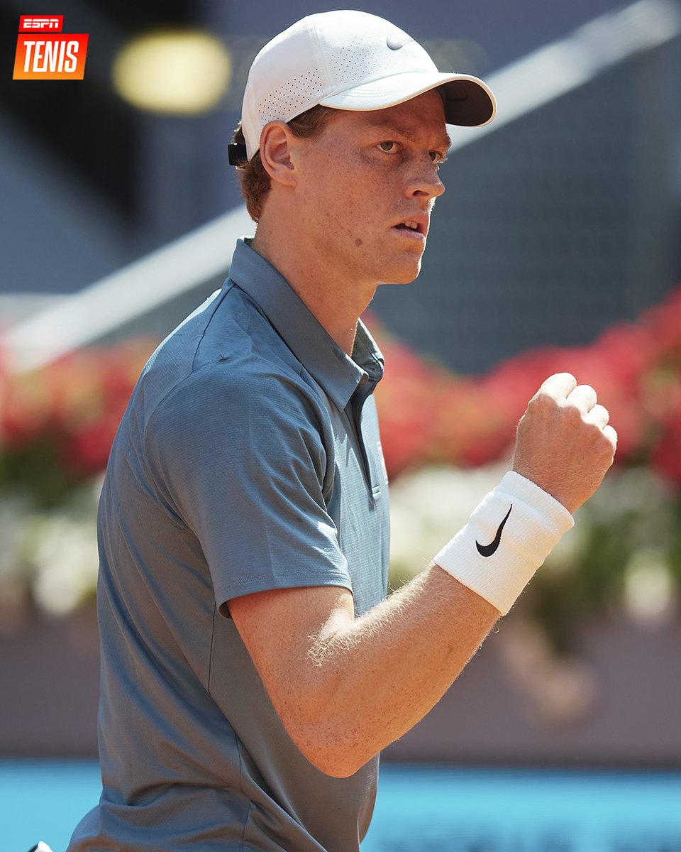 ESPNtenis's tweet image. VICTORIA DEL N°1. 🤖

En su debut en #Madrid, 🇮🇹 Sinner no tuvo su mejor actuación, pero igualmente se quedó con el triunfo ante 🇫🇷 Bonzi por 6-7 (6), 6-1 y 6-4.

El italiano acumula 23 triunfos consecutivos en Masters 1000. 🔥

🆚 Moller será su rival en R3.