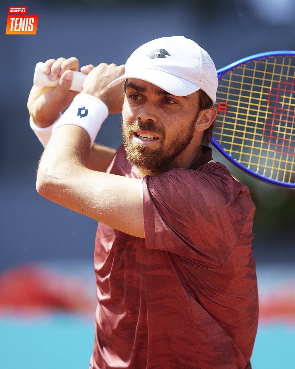 ESPNtenis's tweet image. VICTORIA DEL N°1. 🤖

En su debut en #Madrid, 🇮🇹 Sinner no tuvo su mejor actuación, pero igualmente se quedó con el triunfo ante 🇫🇷 Bonzi por 6-7 (6), 6-1 y 6-4.

El italiano acumula 23 triunfos consecutivos en Masters 1000. 🔥

🆚 Moller será su rival en R3.