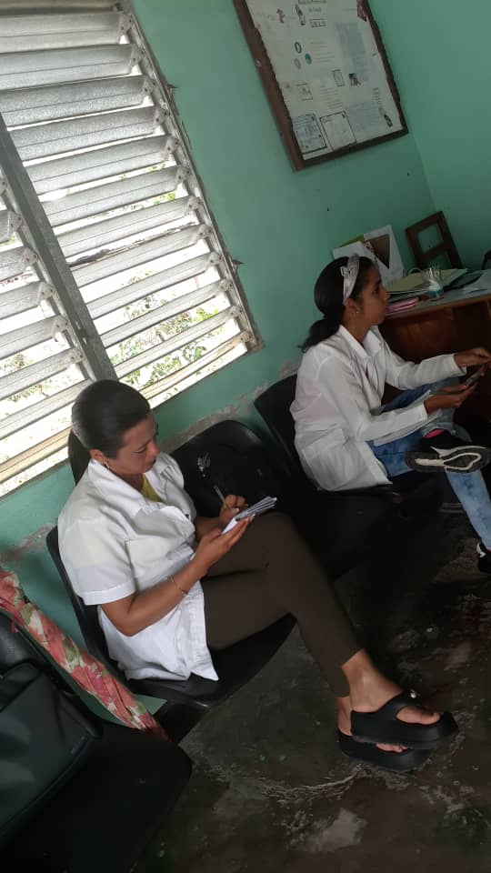 Dirmayari's tweet photo. En recorrido por el área del Policlinico Universitario 26 de Julio. Mayari  funcionarios del programa materno infantil (PAMI) comparten escenario de trabajo en el consultorio del médico y la enfermera de la familia no. 19. #HonorHolguinero #Mayarí https://t.co/0kKv5wTQhm
