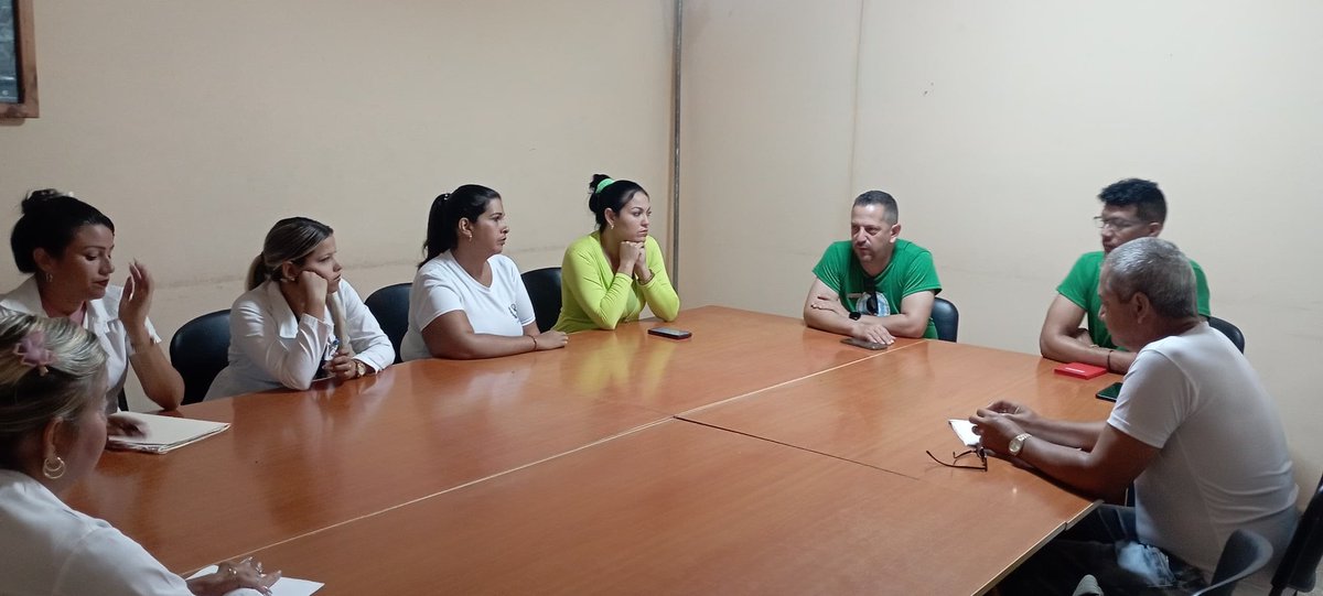 Dirmayari's tweet photo. De mañana temprano comienza supervisión integral a las instituciones y áreas de salud de nuestro municipio. Los equipos provincial y municipal presentes en el Hospital General Docente "Mártires de Mayari" y Policlinico Universitario 26 de Julio. #HonorHolguinero  #Mayarí https://t.co/HmHn2IFbUI