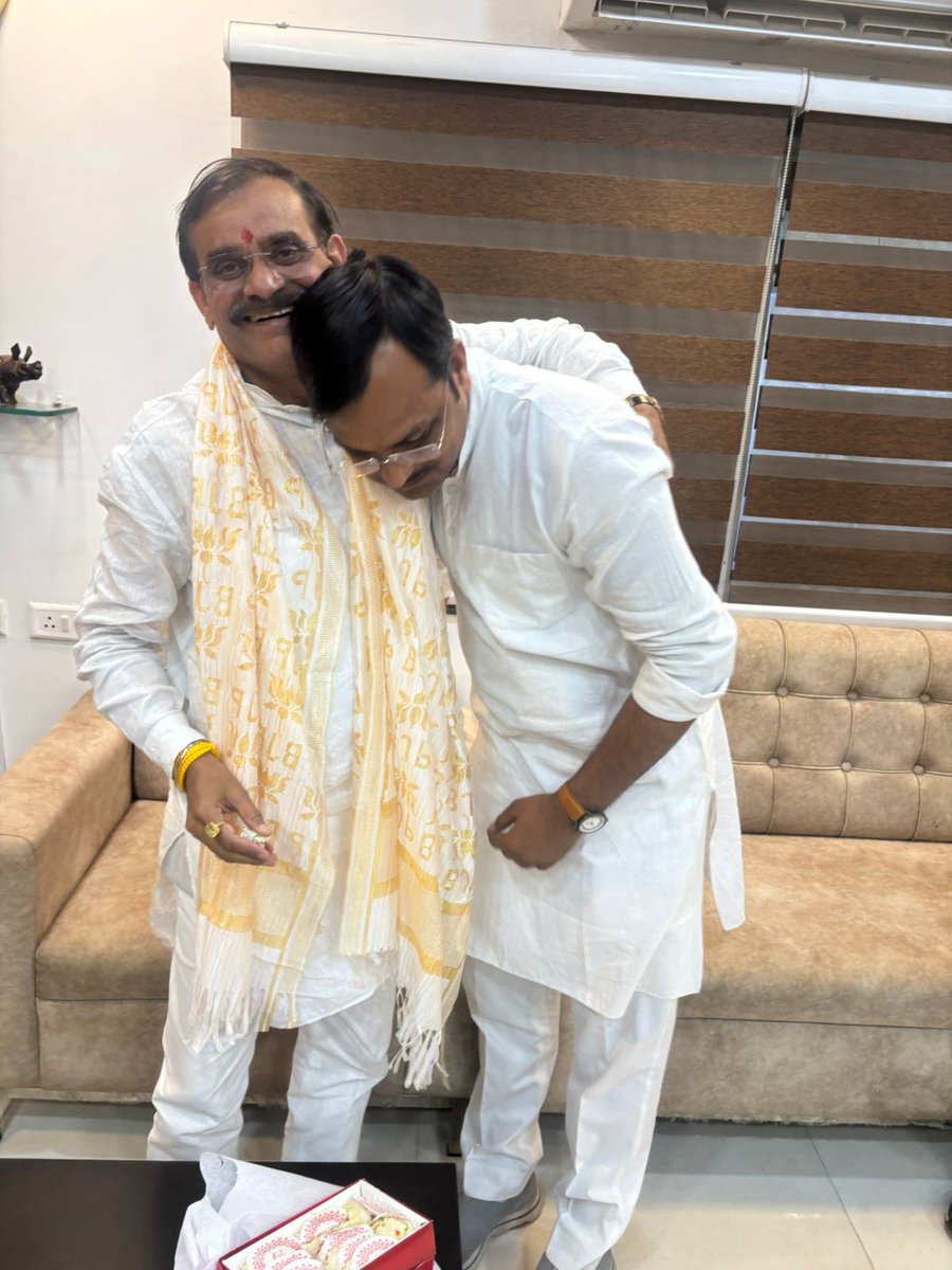 iPawandubey's tweet photo. मध्यप्रदेश भाजपा के पूर्व प्रदेश अध्यक्ष व खजुराहो सांसद श्री @vdsharmabjp जी भाई साहब से नवीन दायित्व के उपरांत सौजन्य भेंट कर आशीर्वाद प्राप्त किया l https://t.co/LcU4iWsVI9