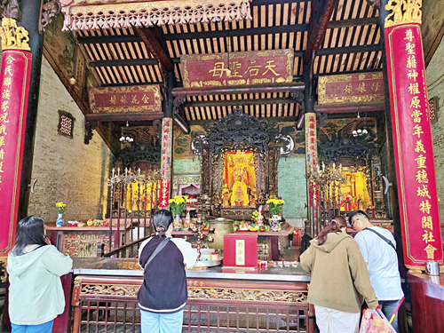 BaSnorkel's tweet photo. Marvel at the ancient Chinese architecture, vibrant ceramic dioramas, & the iconic spiral incense coils at at Thien Hau Temple in #HCMC 's #Cholon (#Chinatown). #HoChiMinhCity #VietnamTemple #GoddessOfTheSea #Vietnam https://t.co/VTIhkjPpM9 https://t.co/nvlmPwYhCG